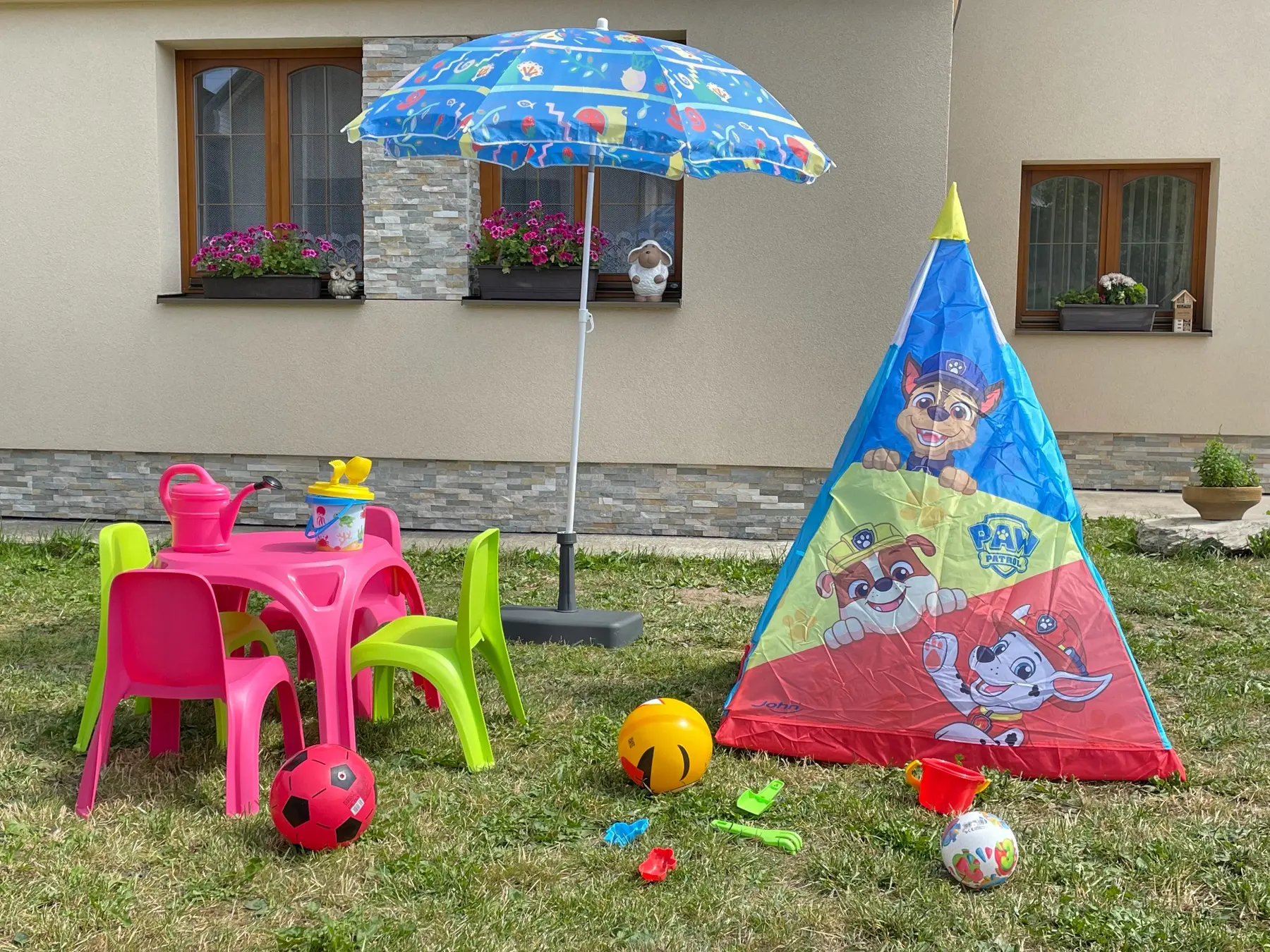 Záhrada s vybavením pre najmenších hostí.